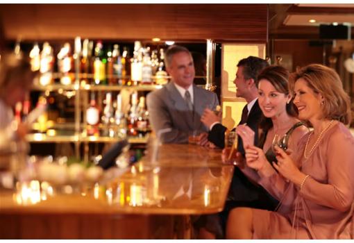 Noches elegantes y divertidas saboreando los mejores cóctele
